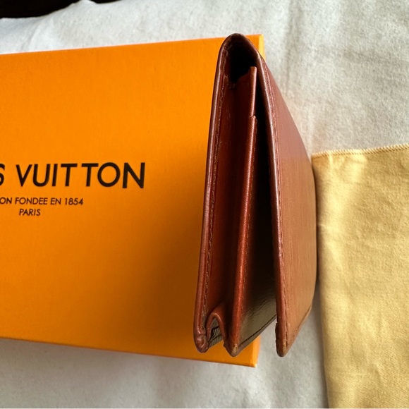 Louis Vuitton Epi Wallet Unisex - Picture 14 of 15
